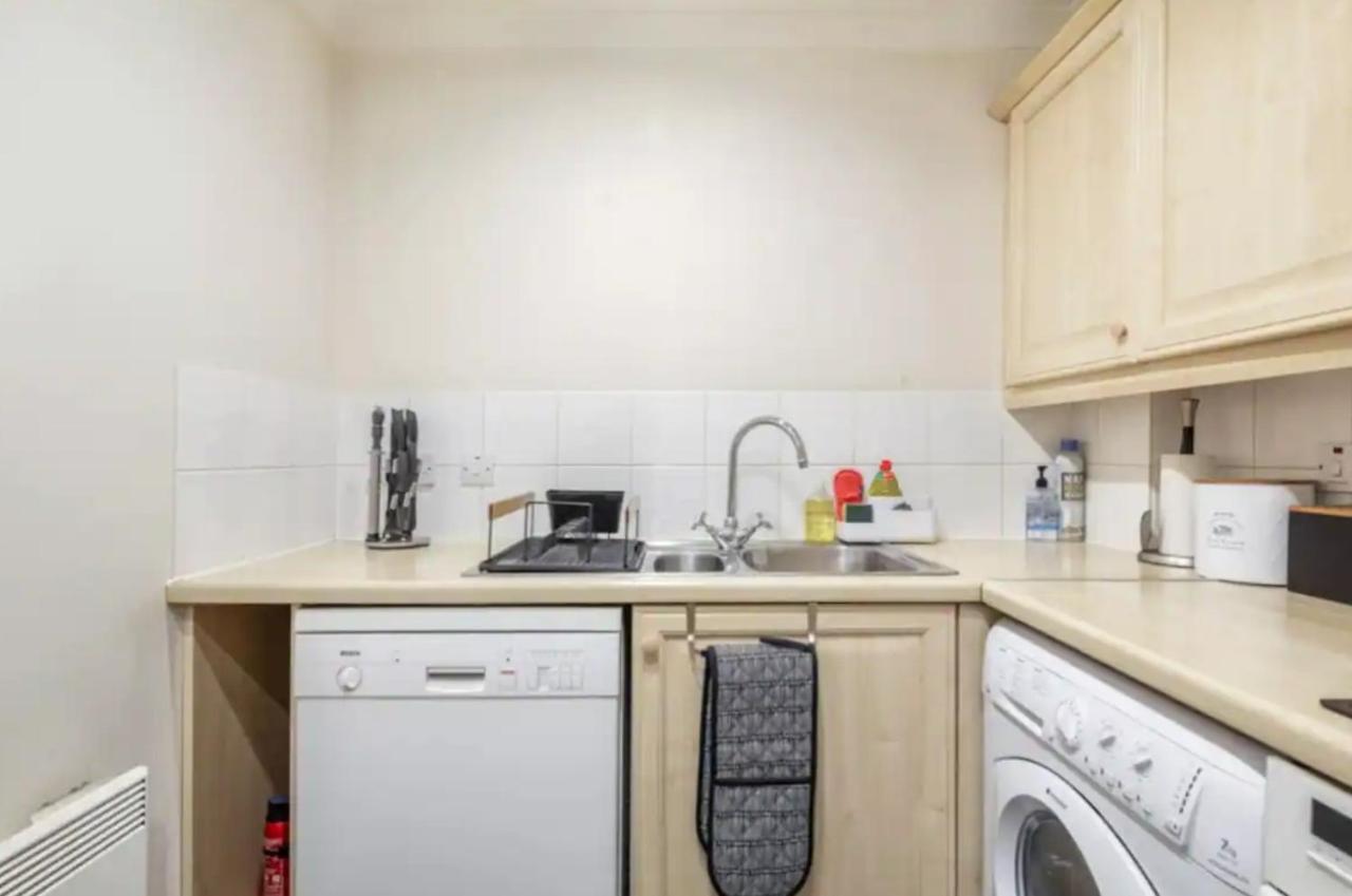 1 Bedroom Flat With Free Parking Лондон Экстерьер фото